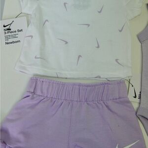 Nike Newborn Set in White and Light Purple